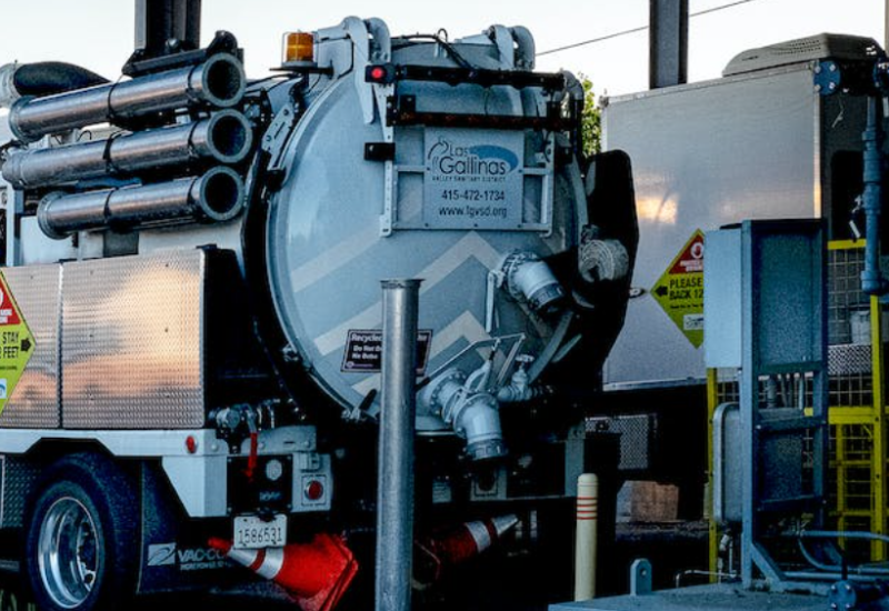 Mazut iscurio na magistralni put, policija i vatrogasci na terenu