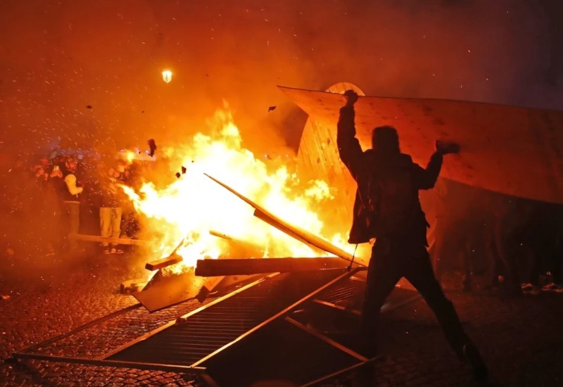 Nasilje eskaliralo nakon sukoba policije s demonstrantima, Pariz zatrpan tonama smeća