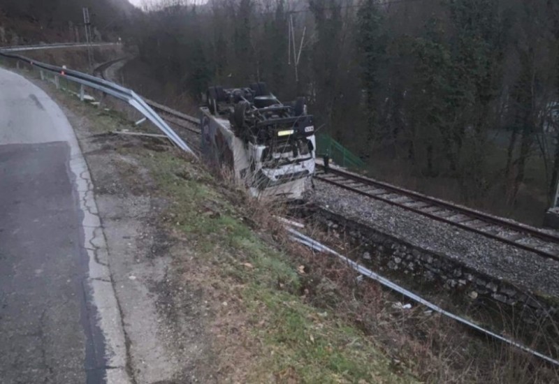 Kamion završio na krovu: Probio zaštitu ogradu i pao na prugu