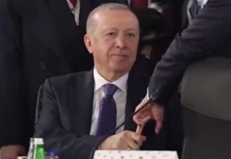 Snimak postao viralan: Erdogan uhvatio Makronov srednji prst i ne pušta VIDEO