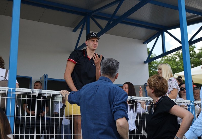 Jokić na hipodromu u Somboru: Veliko oduševljenje publike, skandirali "MVP, MVP"