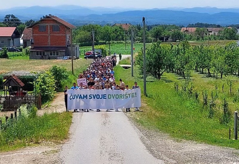 Cijelo selo kod Prijedora na protestu: Čuvamo svoje dvorište, nećemo rudnik