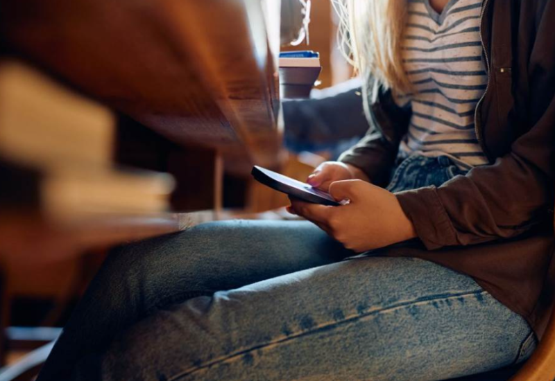 Srednjoškolcima zabranjeno da koriste mobilne telefone tokom nastave: Još jedna zemlja uvela stroga pravila