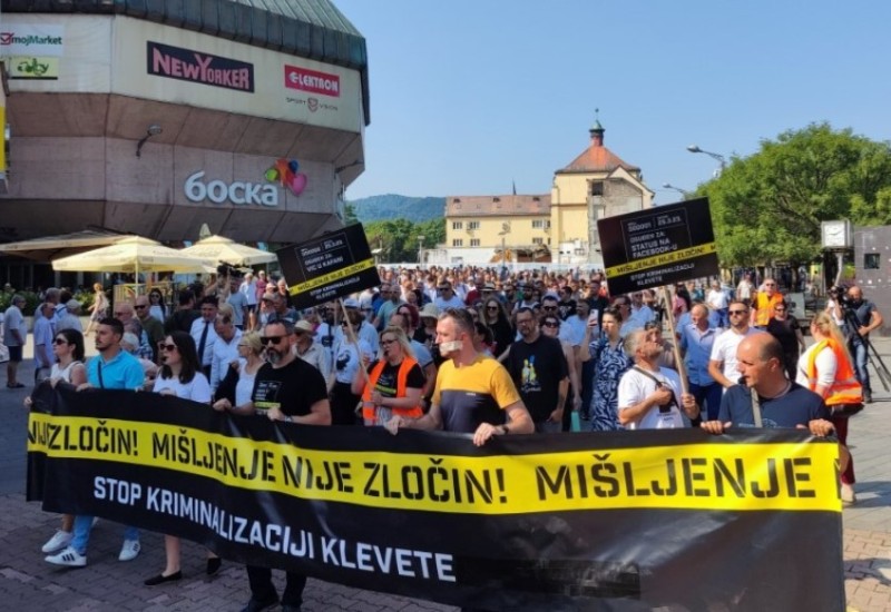 Novinari, opozicionari i civilni sektor na Trgu Krajine: Povucite zakon o kleveti!