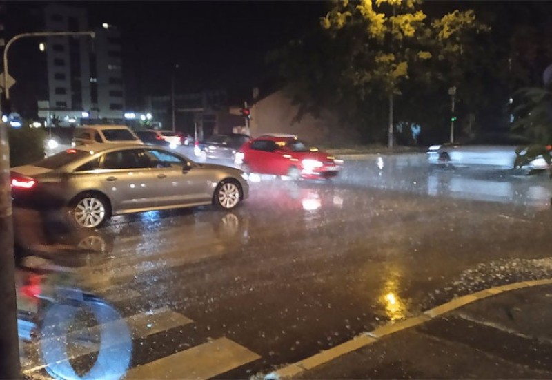 Nevrijeme u Banjaluci: Padalo drveće, saobraćajni kolaps na Starčevici