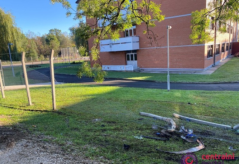 Vozač kroz ogradu uletio automobilom u školsko dvorište