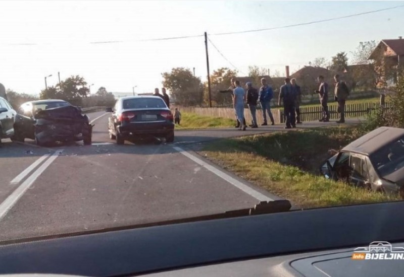 Udes na magistralnom putu Bijeljina - Ugljevik, ozilo završilo u kanalu