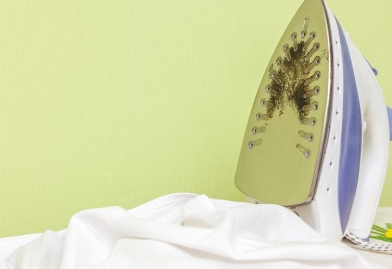Ovo uradite kada se tkanina zalijepi za peglu: Za svega 15 minuta biće kao nova