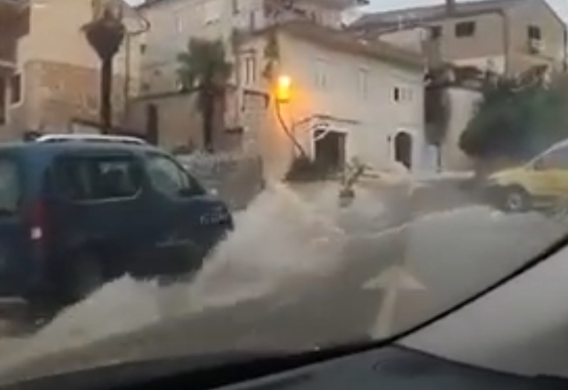 Obilne kiše izazvale kolaps, potopljenje ulice VIDEO