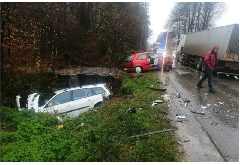 U sudaru tri vozila dvoje povrijeđeno