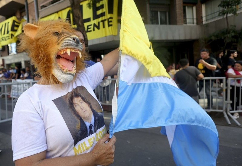 Motorka i maska lava: Ko je kontroverzni argentinski predsjednički kandidat Havijer Milei?