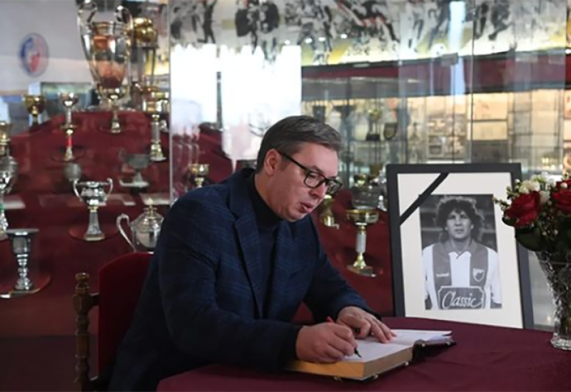 "Zbogom Siniša i hvala na svemu!" Vučić se upisao u knjigu žalosti (FOTO)