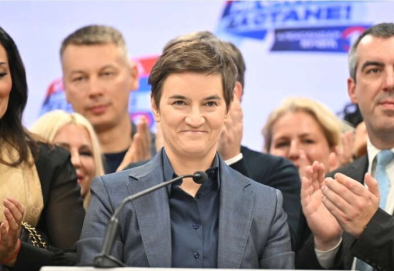 STALA RAME UZ RAME SA PREMIJERKOM Svi se pitaju ko je crnka sa zlatnim šalom o kojoj internet bruji od sinoć