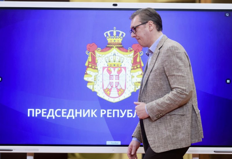 Mediji tvrde da Vučić podnosi ostavku, on se oglasio iz aviona