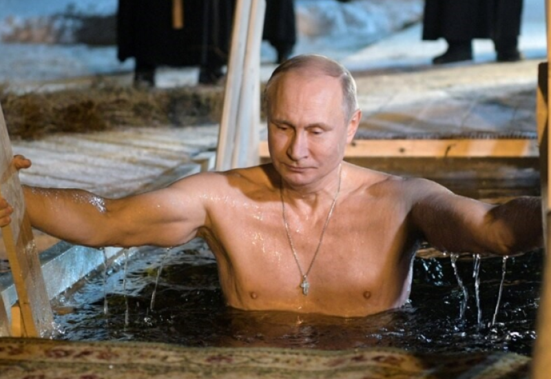 Putin se okupao u ledenoj vodi povodom Bogojavljenja