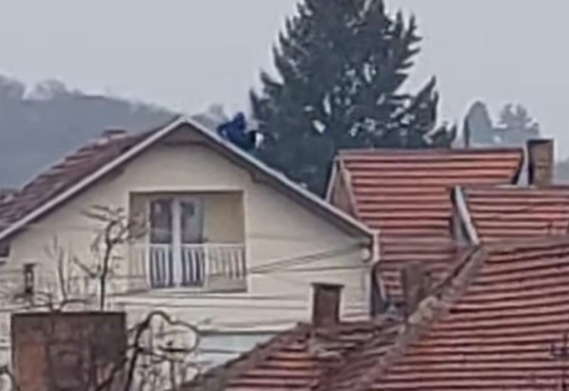 Maloljetnik prijeti da će skočiti sa krova kuće i šalje poljupce policiji VIDEO