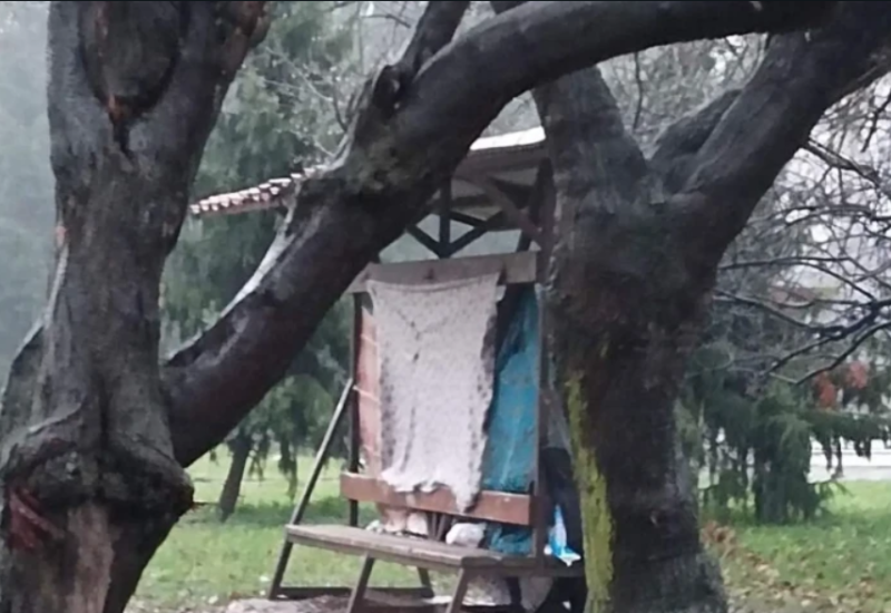Majka sa sinom sa poteškoćama u razvoju već dva mjeseca živi na klupi