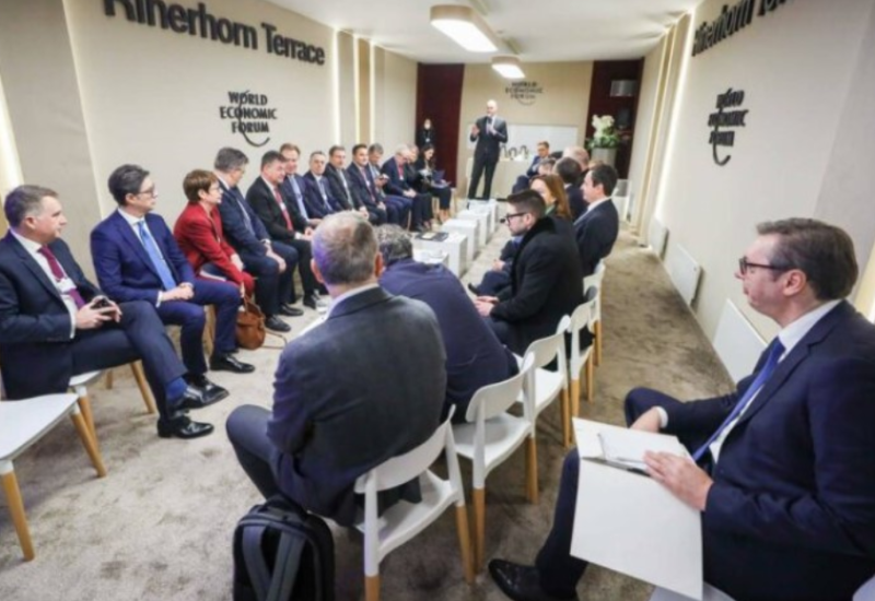 Vučić sam sjedi u Davosu: Nisam jadnik da me žale