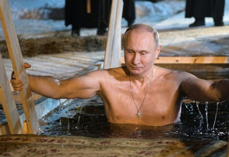 Pogledajte kako se Putin okupao na Bogojavljenje (VIDEO)