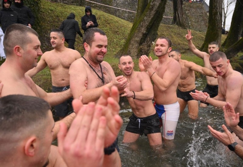 Bogojavljensko plivanje za časni krst u Banjaluci: Nikola časni krst dao slijepom mladiću