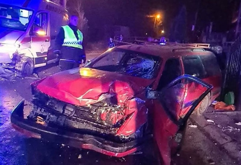 Težak udes: Automobil udario u sanitetsko vozilo