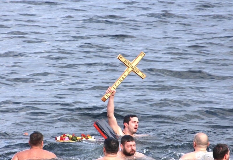 Širom Srpske danas plivanje za Časni krst – litije, molitva i stotine hrabrih u ledenim rijekama