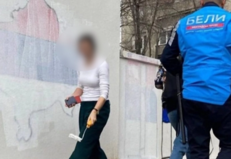Prekrečen mural u Beogradu: Aktivisti NVO brišu tragove srpskog identiteta kako bi "zaštitili svoju djecu" (FOTO/VIDEO)