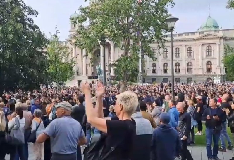Novi protest u Beogradu: Građani se okupljaju ispred Narodne skupštine