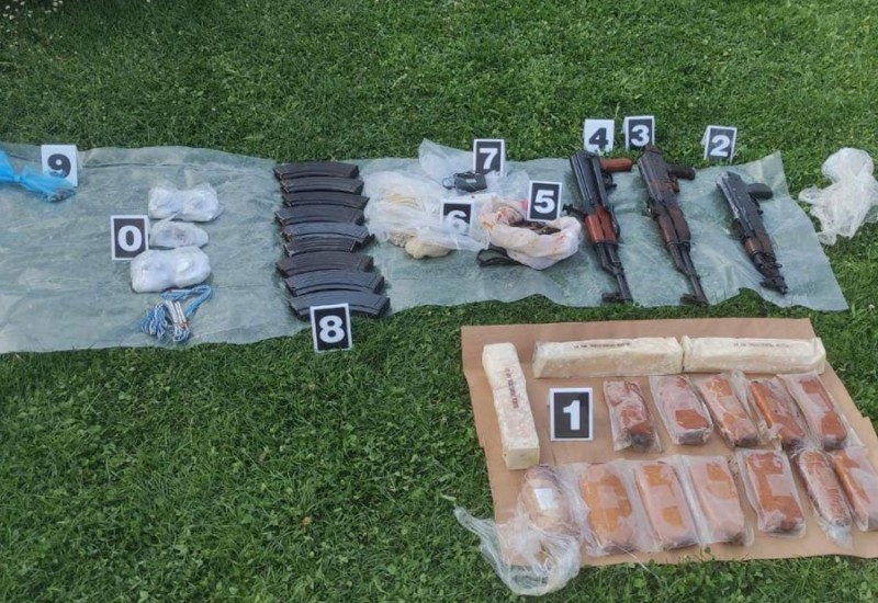 Oduzet arsenal oružja, detonatori i droga, muškarac završio iza rešetaka