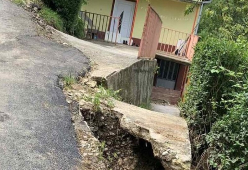 Mještani banjalučkog naselja zabrinuti: Dok nadležni snimaju teren, kuća i dalje visi zbog odrona