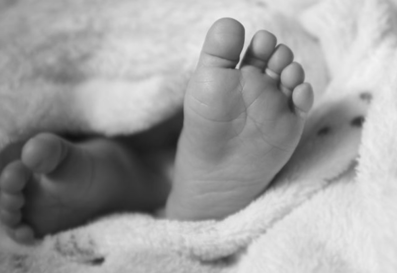 Detalji užasa u UKC: Majka galamila i tresla bebu, skinula je sa kiseonika