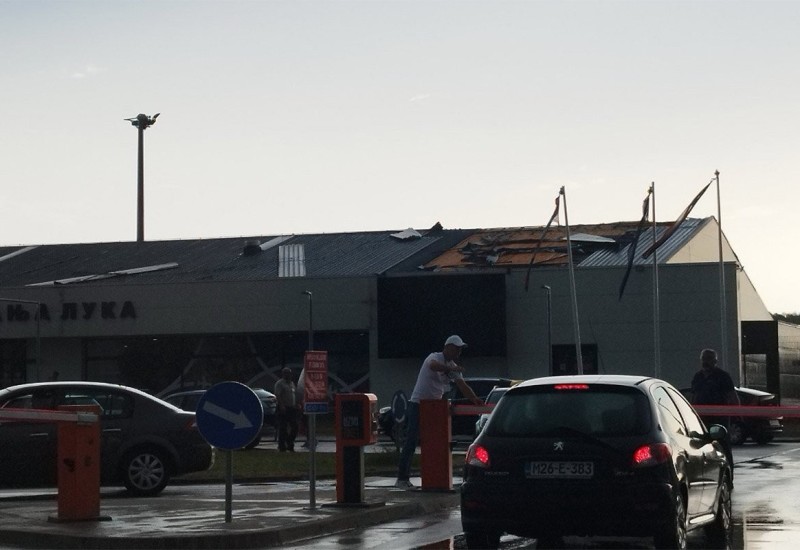 Nevrijeme oštetilo krov banjalučkog aerodroma, letovi otkazani