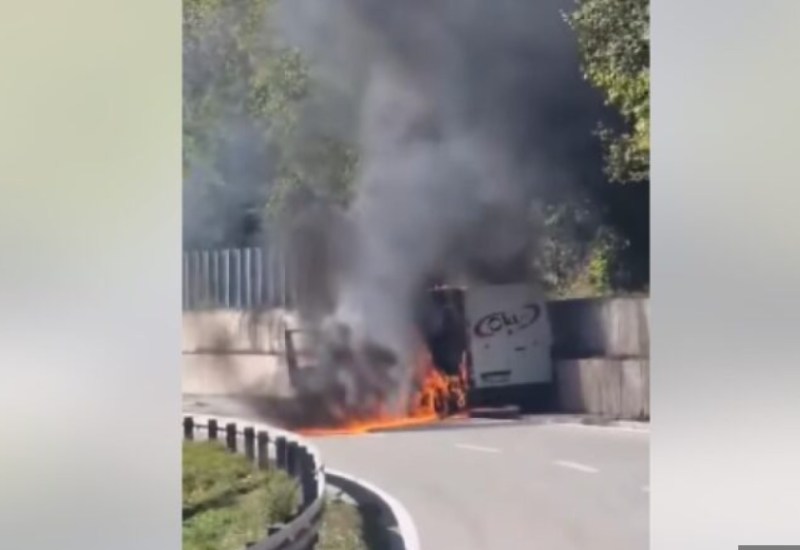 Nije mu bilo spasa: Požar progutao “mercedes” VIDEO