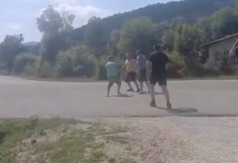 Selak: U Lušci Palanci kod Sanskog Mosta fizički napadnuti srpski povratnici (VIDEO)