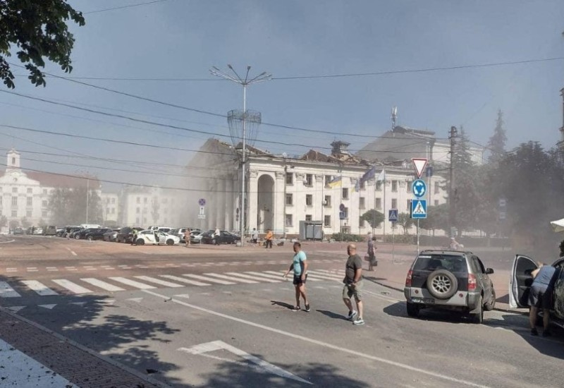 Detalji raketnog napada na centar Černihiva: Najmanje sedmoro mrtvih, 90 povrijeđenih  (VIDEO)
