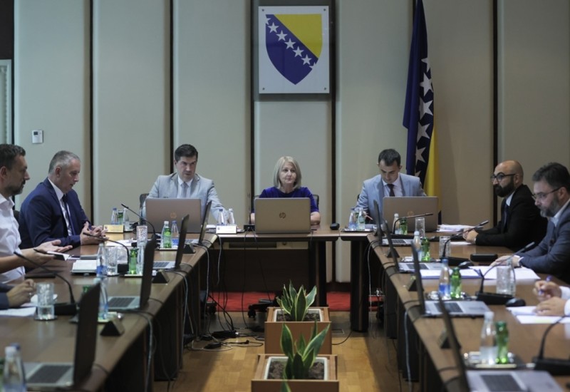 Politika tone iz krize u krizu, ključne teme gurnute u stranu