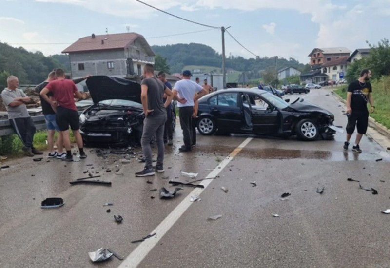 Dijelovi vozila rasuti po cesti: Težak sudar BMW-a i golfa