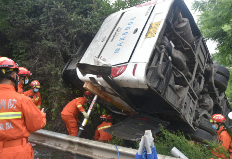 KINA: U prevrtanju autobusa poginulo 27 ljudi