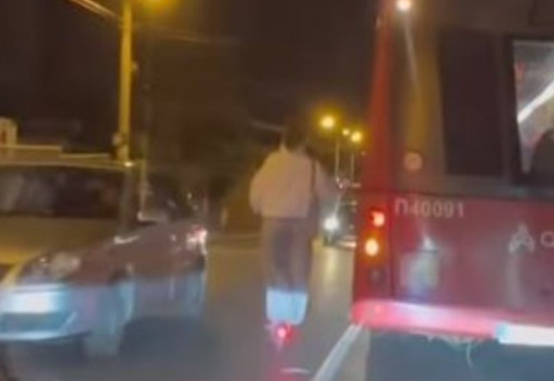 Djevojka na trotinetu preticala autobus, ljudi u šoku: Ubiće je neko. Ostroga mi… VIDEO