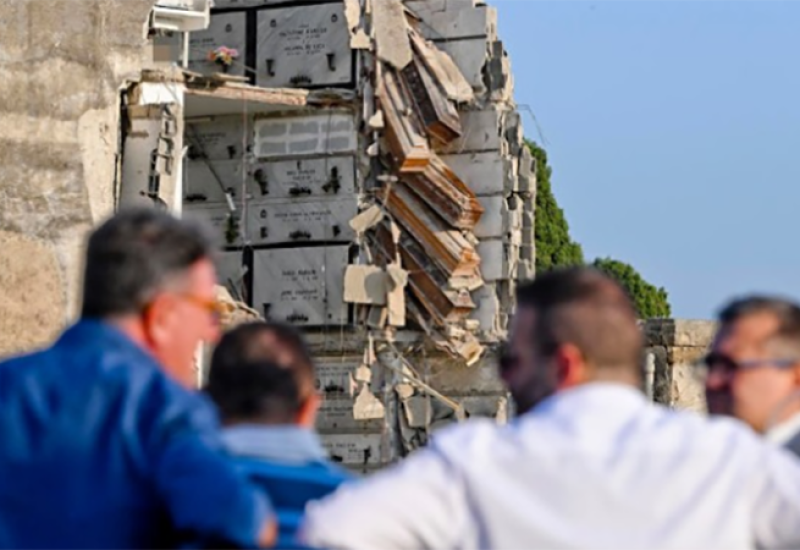 Srušilo se groblje u Napulju, sanduci vise sa litice