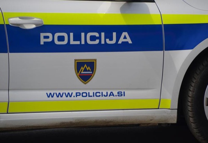 Mladići presreli muškarca na ulici pa ga natjerali da se skine