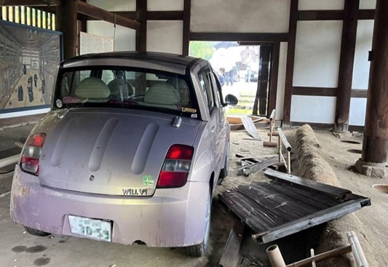 Automobilom se zabio u najstariji toalet u Japanu, star oko 600 godina