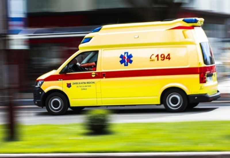 SPLIT: Vozilo hitne pomoći sletjelo s ceste