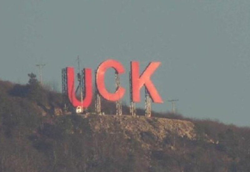 Nove provokacije: Iznad Kosovske Mitrovice osvanuo znak “UČK”