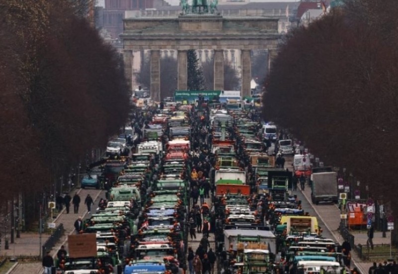 Ljuti njemački poljoprivrednici traktorima stigli u centar Berlina, negoduju zbog novih izmjena zakona