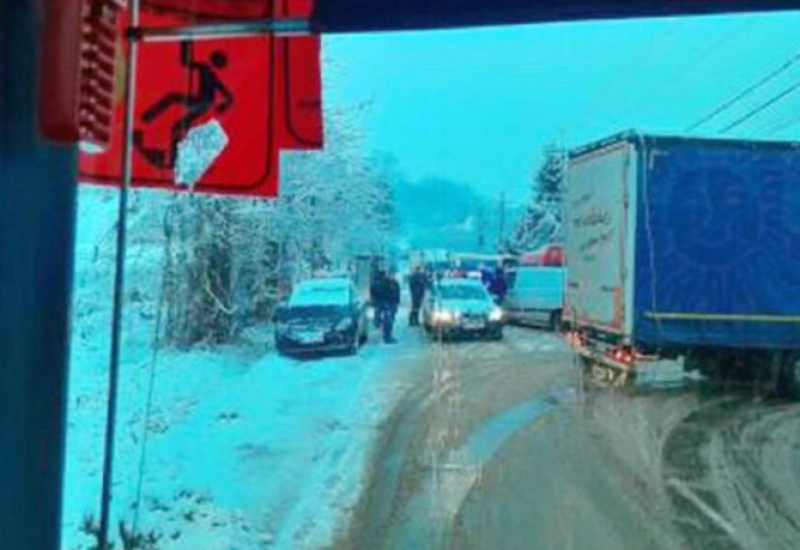 U sudaru kamiona i autobusa povrijeđene tri osobe