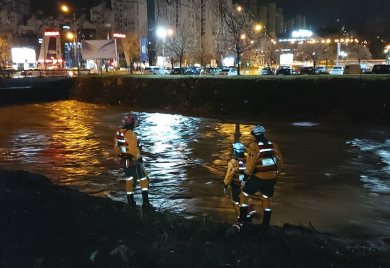 Sumnja se na samoubistvo: Djevojka taksijem došla na Skenderiju, pa skočila u nabujalu Miljacku