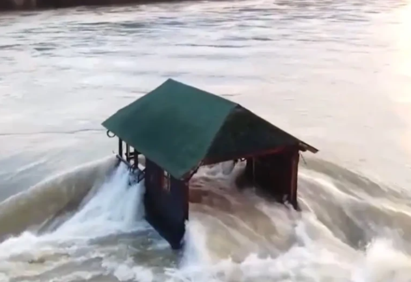 Poplavljena čuvena kućica na Drini (VIDEO)