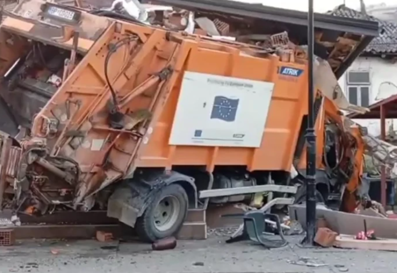 DRAMATIČNE SCENE Kamion za odvoz smeća završio u cvjećari, 4 osobe povrijeđene (VIDEO)