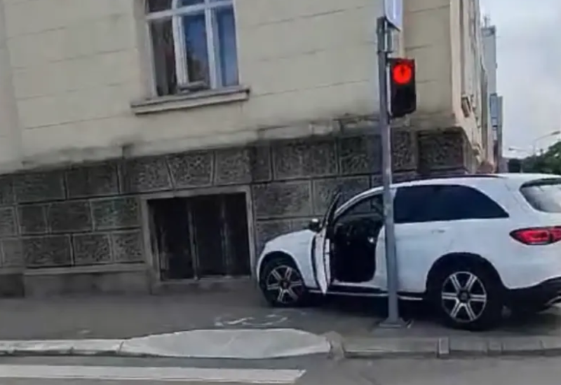 Mercedesom udario u zgradu Gradske uprave Banjaluka (VIDEO)